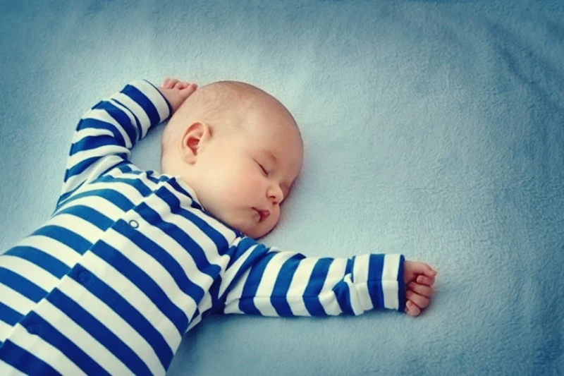 Asker değil bebek o! Uyumanın eğitimi olmaz!