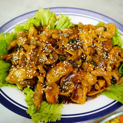 Dalam hidangan ini, ayam digoreng hingga renyah dan kemudian dihancurkan dengan cara yang khas untuk menciptakan tekstur yang unik. Setelah itu, ayam tersebut disajikan dengan saus teriyaki yang lezat, memberikan sentuhan manis, gurih, dan sedikit pedas.Berikut Resep dan Cara Membuat Ayam Geprek Teriyaki