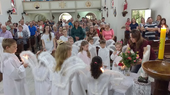 CRIANÇAS HOMENAGEIAM NOSSA SENHORA EM VARGEM DO CEDRO