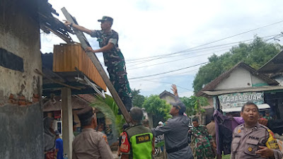 Gotong Royong Evakuasi Wilayah Kabupaten Sidoarjo Terdampak Angin Kencang