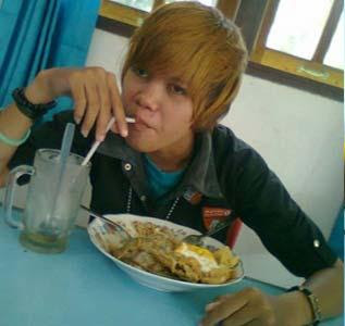 Foto Justin Bieber Makan di Warteg