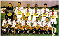 OLYMPIQUE LYONNAIS - Lyon, Francia - Temporada 2000-01 - Coupet, Bak, Chanelet, Anderson, Laville y Dhorasoo; Mariet, Blanc, Laigle, Violeau y Malbranque - En la temporada 2000-01, el OLYMPIQUE DE LYON fue Subcampeón de la Liga francesa y ganó su primer título de la Copa de la Liga. Jacques Santini era el entrenador