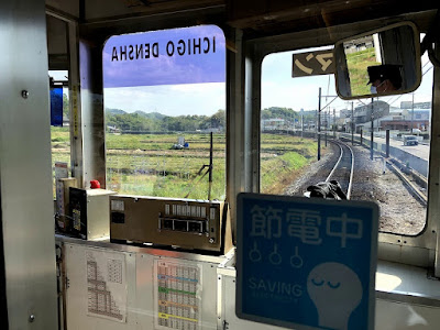 和歌山電鐵貴志川線『いちご電車』・田園風景を走るいちご電車の運転席