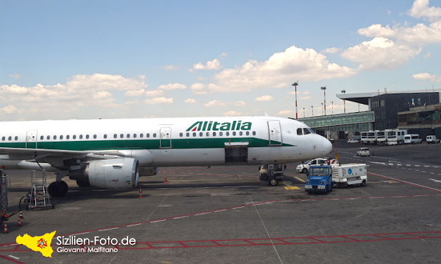 Alitalia Flugzeug am Airport Catania
