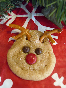 http://hollyshome-hollyshome.blogspot.com/2011/12/super-easy-reindeer-peanut-butter.html