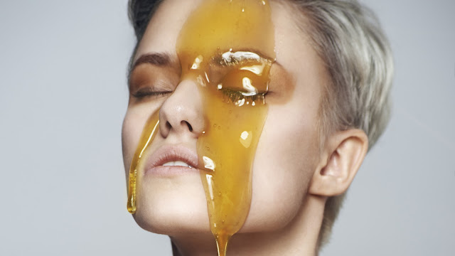 تدفق العسل على وجه امرأة