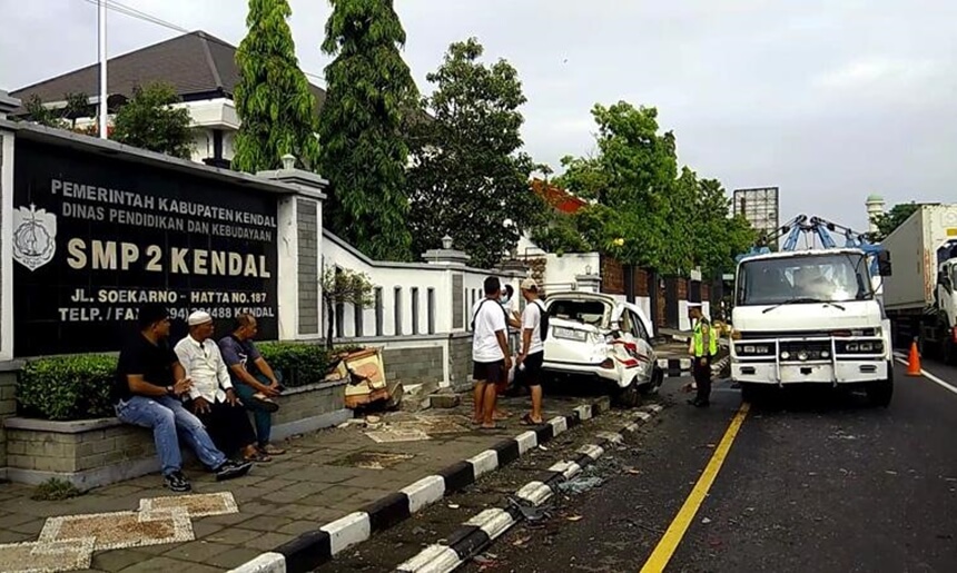 Minibus Ringsek Usai Ditabrak Truk di Kendal, Dua Penumpang Luka-Luka