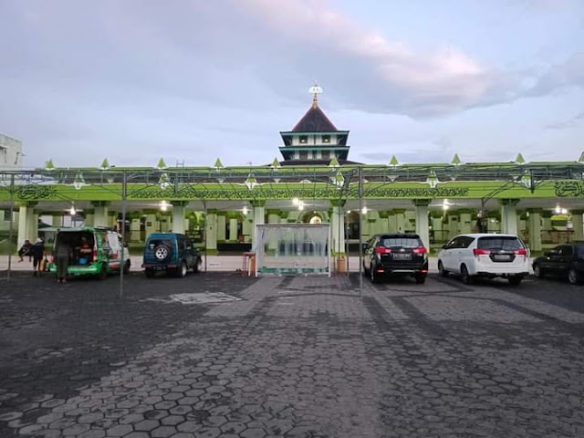 Kolaborasi Bersih Bersih Masjid Agung Magelang