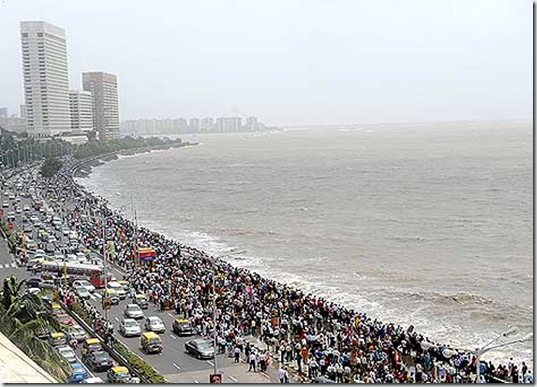 Mumbai Marine Drive crowded