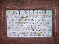 Placa de marbre, a l'entrada de ponent del Pont del Diable, amb les principals dades de la seva construcció