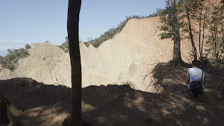 火炎山上危險的地形,在山崖旁底下是掏空的!