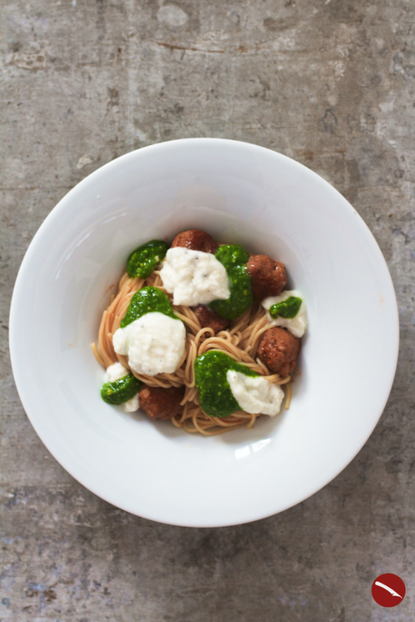 Spaghetti mit Fleischbällchen aus Salsicce, Pesto und Mozzarellaschaum {Die Nudel der Woche} #spaghetti #pasta #schnell #tomatensauce #auflauf #salsicce #fleischbällchen #pesto #basilikum #mit_Cashew #parmesan #hackfleischbällchen #hackbällchen #ofen #thermomix #käseliebe #einfach #rezepte #tomatensauce #bolognese #meatballs