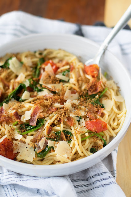 A bowl of the Easy BLT Pasta with a fork in it.