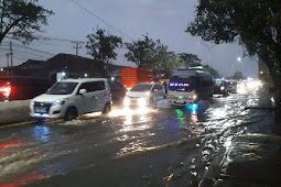 Banjir Rob Rendam Jalan Nasional Pantura Semarang - Demak