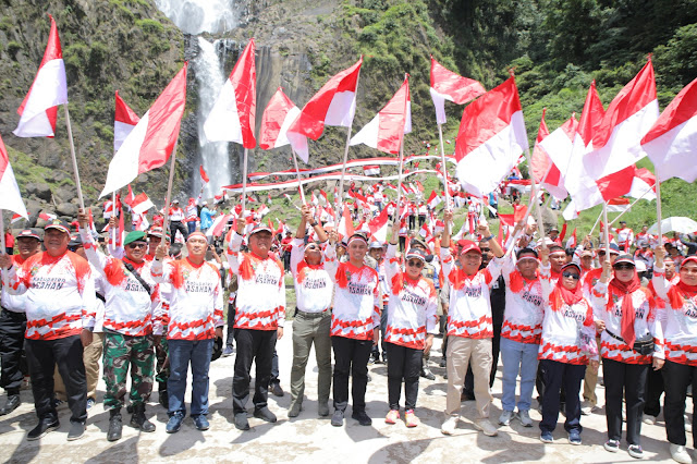 Sambut HUT Kemerdekaan RI ke-79, Pemkab Asahan Kibarkan Bendera Merah Putih di Wisata Alam Air Terjun Ponot