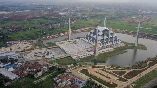 Masjid Raya Al Jabbar adalah Tempat Wisata, Tak Dibutuhkan Warga