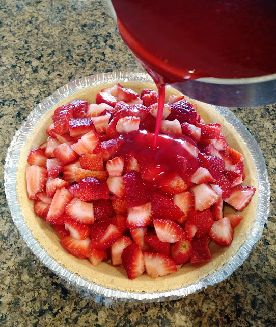 Easy Strawberry Pie--the perfect dessert for BBQs and picnics!
