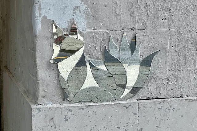 Настасьинский переулок, зеркальное граффити Небесные рыбы – Skyfish «Кицунэ»