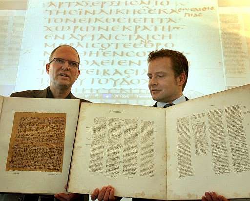 Mostrando el "Codex Sinaiticus"
