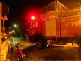 Η Αστυνομία συνέλαβε δύο άτομα για την φωτια στο σπίτι της 28χρονης στη Κρήτη που είχε καταγγείλει τον βιασμό της