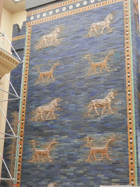 Ishtar Gate and Processional Way from Babylon (Pergamon Museum, Berlin)   by E.V.Pita (2015)  http://archeopolis.blogspot.com/2015/10/babilonia-doors-of-wall-pergamo-museum.html   Puertas de las murallas de Babilonia (Museo Pérgamo de Berlín)  por E.V.Pita (2015)  Portas de Babilonia