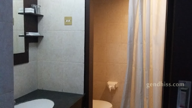 Area kamar mandi dan wastafel