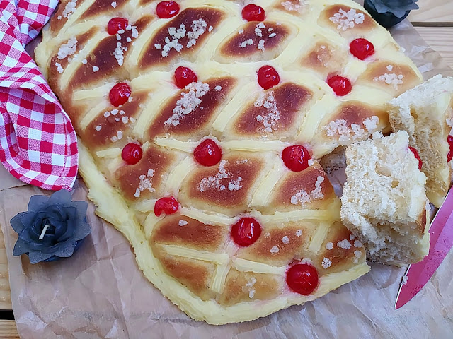 Coca de San Juan. Receta de Xavier Barriga típica de la festividad de San Joan. Verano, hogueras, postre, crema pastelera, tierno, esponjoso, masa, brioche, panificadora, guindas, cerezas. Horno. Cuca