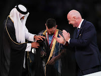 Lionel Messi Juara Dapat Tropi dan Pakai Jubah Arab