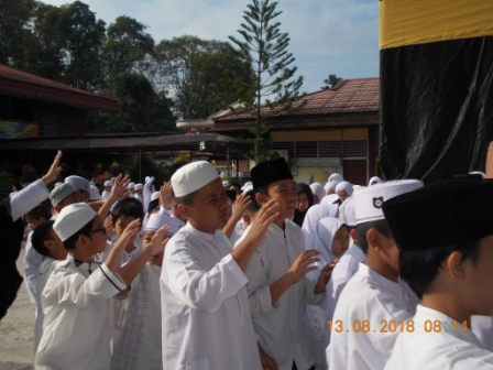 Praktik tawaf manasik haji SDN 002 Samarinda Kota