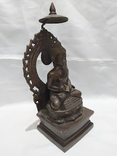 Patung Buddha coklat kehitaman