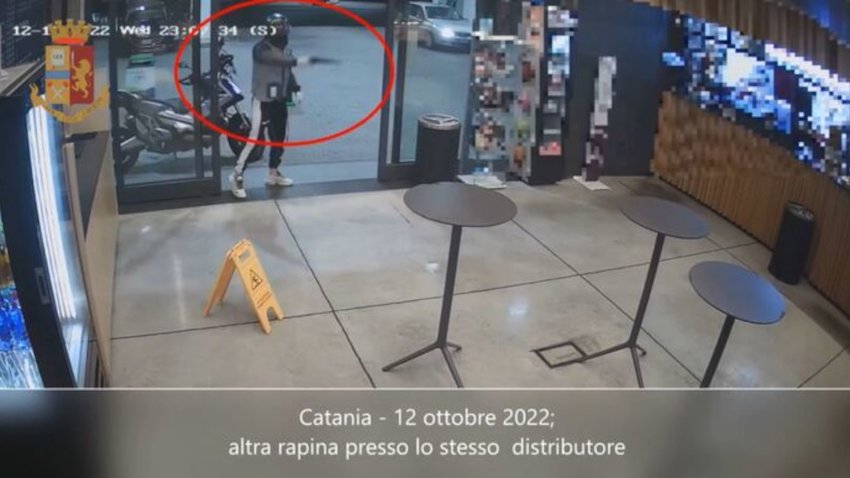 Rapina distributore Catania via Palermo Polizia