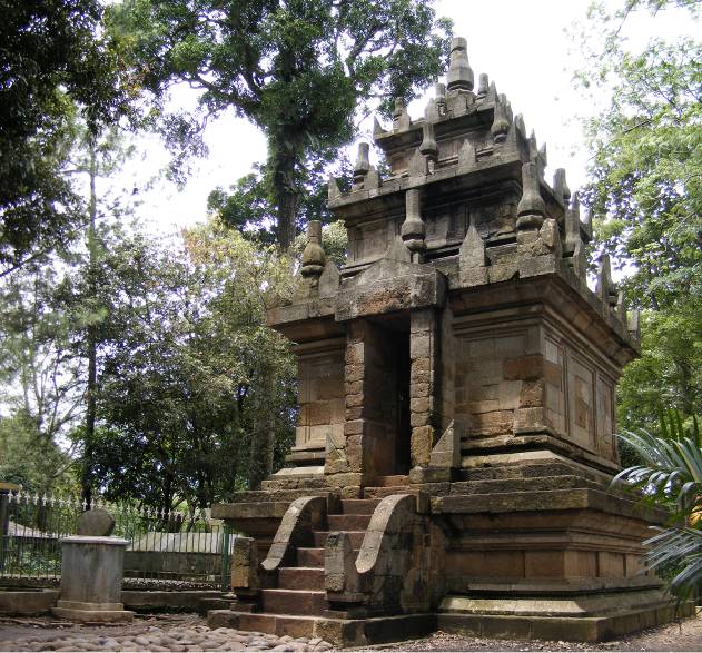 Di Garut juga, ada juga situs candi bernama "Candi Cangkuang" (konon didirikan pada abad ke-7, pada masa peradaban Hindu-Jawa) berlokasi di daerah kecamatan Leles