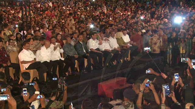 Jokowi Pun Ikut Bernyanyi “Terlalu Manis Untuk Dilupakan…