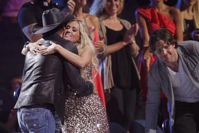 Singer Carrie Underwood   hugs singer Jason Aldean