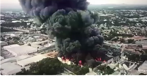 Incendio consume almacén de Plaza Lama en autopista Duarte