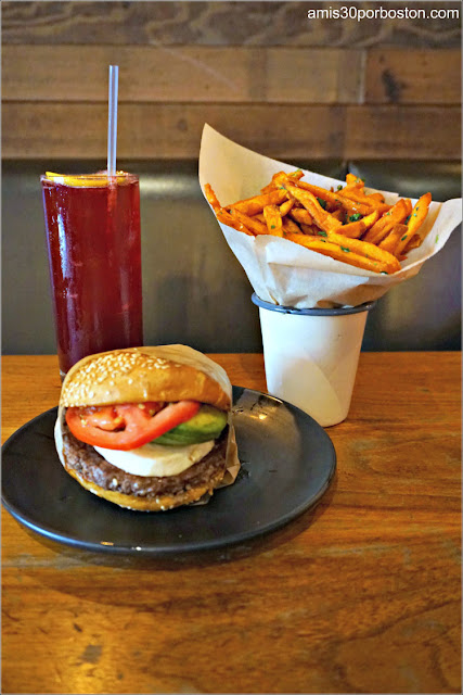 Hamburguesa, Patatas y Refresco en Roam Artisan Burgers en San Francisco