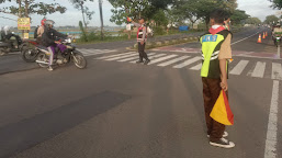 Polsek Krangkeng Rutin Atur Lalin Pagi, Wujudkan Pelayanan Prima