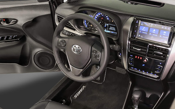 Toyota Yaris 2023 - interior - painel