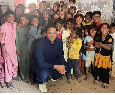 Bilawal picture with barefoot children during his visit to Sindh