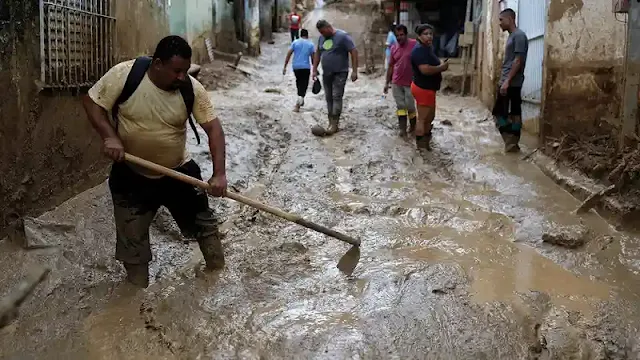 ما يقرب من 60 قتيلا في البرازيل بعد الفيضانات الشديدة والانهيارات الأرضية(فيديو)
