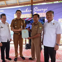 Pj Bupati Bachyuni Serahkan Sertifikat Tanah di Danau Bata Desa Tangkit