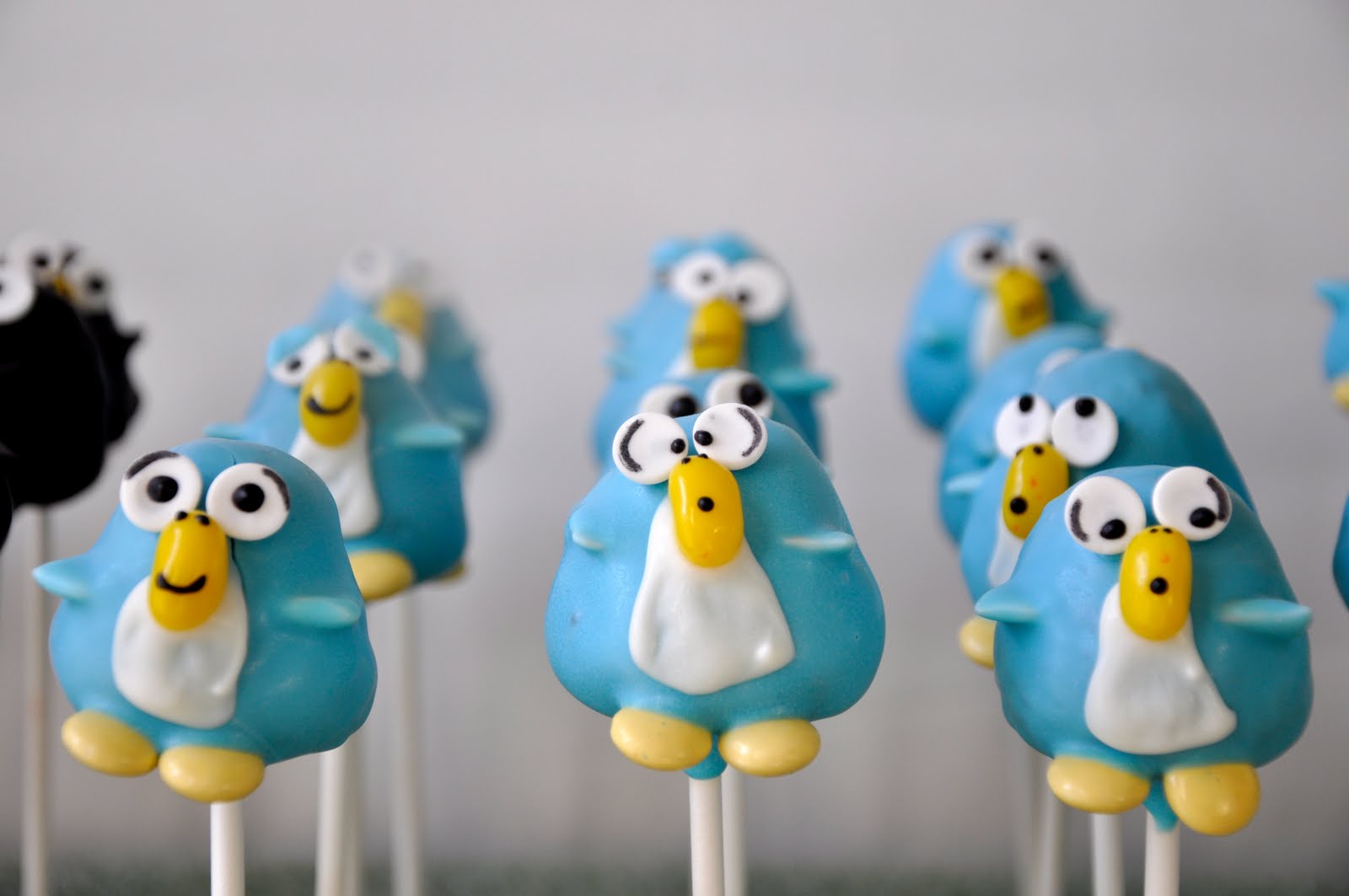 cool cakes These little penguin cake pops are dizzy from all the excitement!