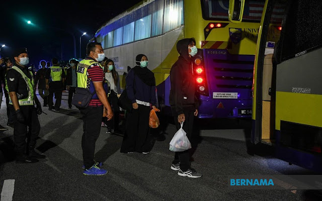 tERKINI! 309 pelajar UUM pulang ke kampung di bahagian utara. Seramai 309 pelajar yang terkandas di kampus Universiti Utara Malaysia (UUM) di Sintok, sejak pelaksanaan Perintah Kawalan Pergerakan (PKP) bermula 18 Mac lepas, selamat pulang ke kampung masing-masing hari ini.