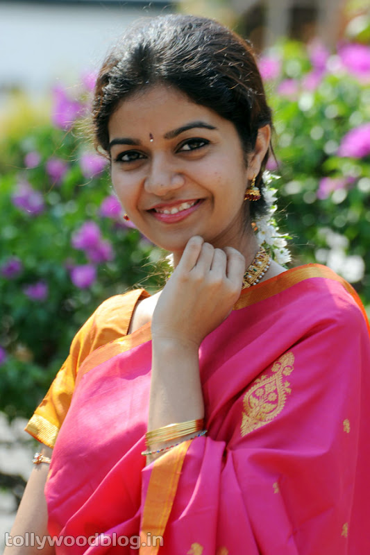 Swathi Ugadi Special Photo Shoot navel show