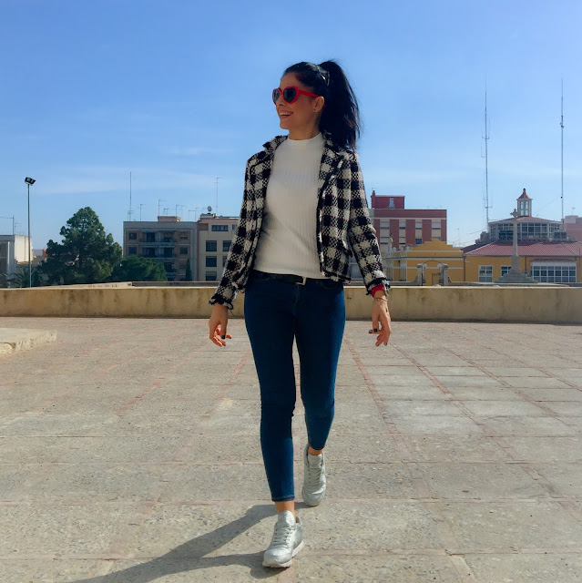 OUTFIT Chaqueta de tweed, camiseta de canalé y zapatillas con purpurina 