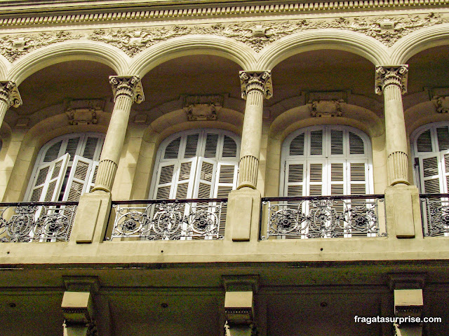 Edifício neoclássico na Cidade Velha de Montevidéu