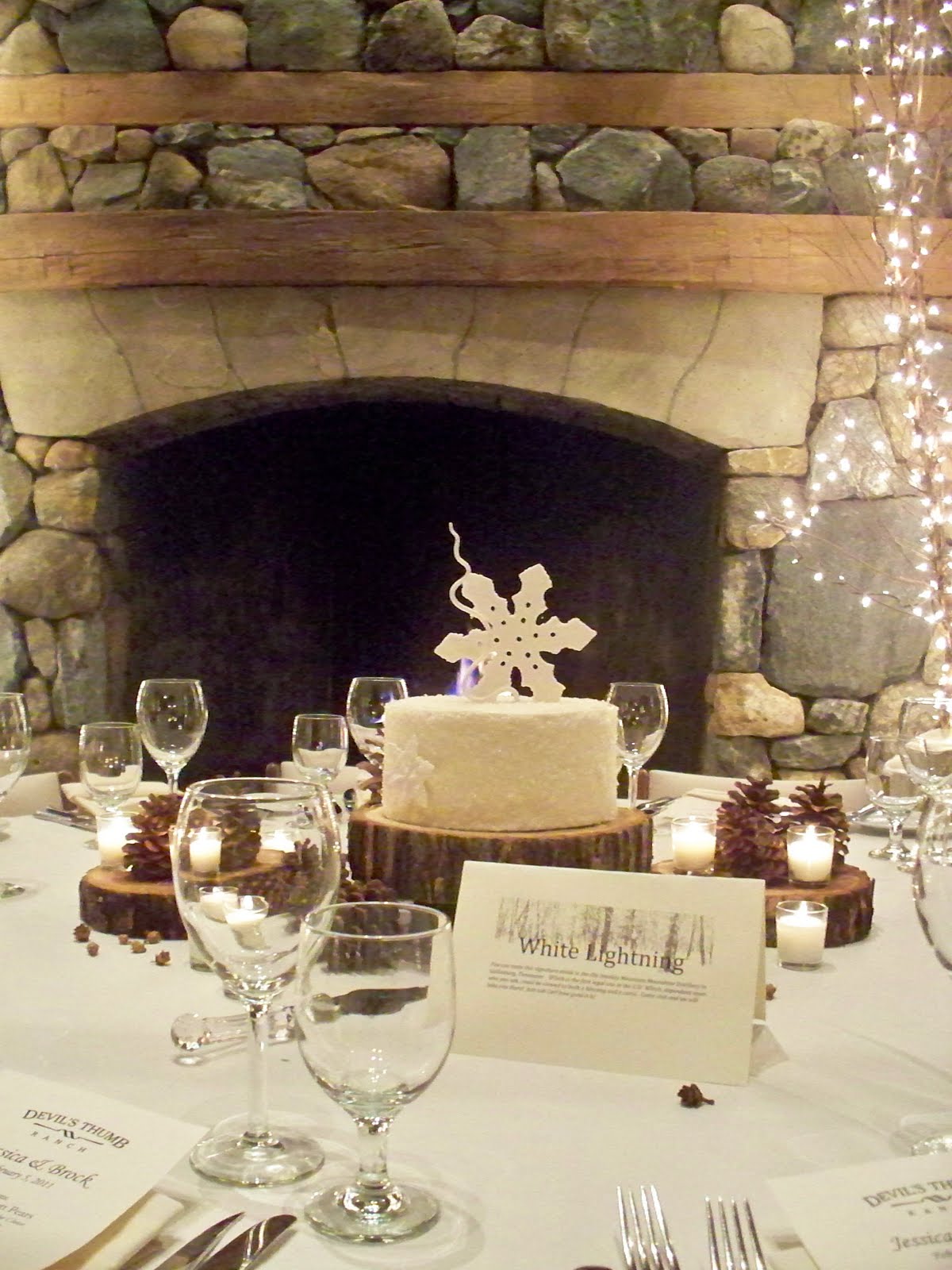 winter wedding cake snowflakes