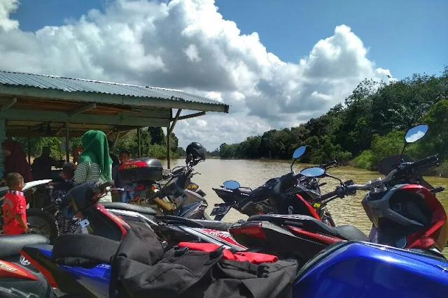 Rakit penyeberangan umum sungai Kampar