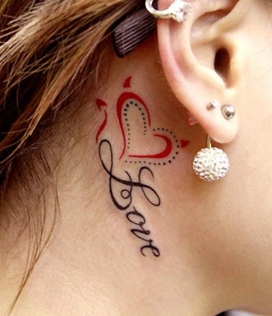 Tatuaje Love detrás de la oreja