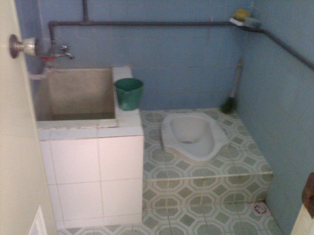 bedakah kamar mandi dengan toilet 